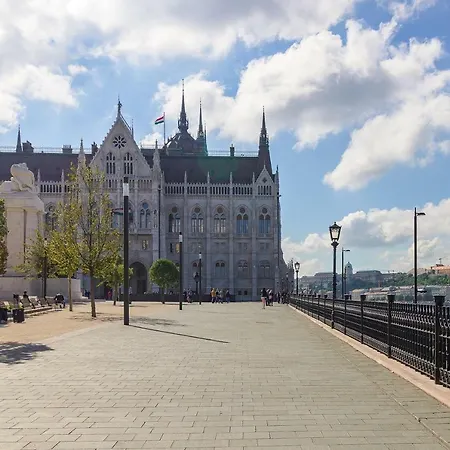 Riverbank At Parliament * Budapeszt