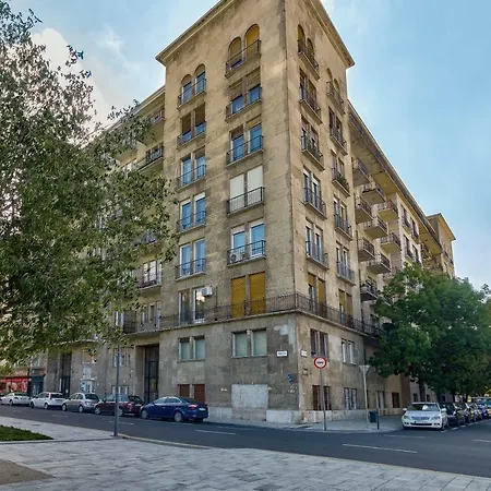 Riverbank At Parliament Apartment Budapest